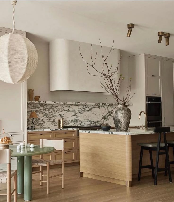 ciepłe wnętrze domu aranżacja w stylu modern organic